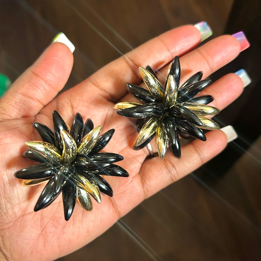 SOLDDD🙌🏾🔥 Rare Find 80s Black & Gold Fire Burst Earrings